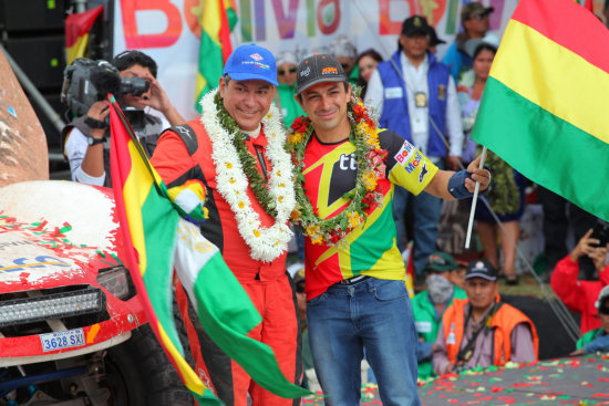 Juan Carlos Chavo Salvatierra (d) recibi en la meta de Uyuni a Marco Bulacia, el primer piloto boliviano en ingresar esta edicin a territorio nacional.