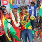 Juan Carlos Chavo Salvatierra (d) recibi en la meta de Uyuni a Marco Bulacia, el primer piloto boliviano en ingresar esta edicin a territorio nacional.