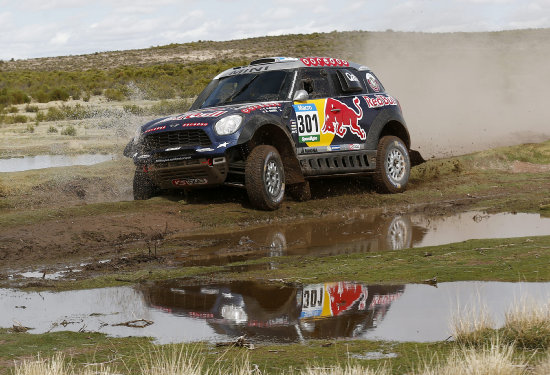 El argentino Orlando Terranova (d) fue el ganador de la sptima etapa que se recorri suelo boliviano con la meta en Uyuni; al lado, el catar Nasser Al-Attiyah no suelta la punta.