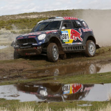 El argentino Orlando Terranova (d) fue el ganador de la sptima etapa que se recorri suelo boliviano con la meta en Uyuni; al lado, el catar Nasser Al-Attiyah no suelta la punta.