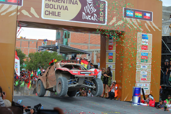 El piloto cruceo Marco Bulacia al momento de cruzar la rampa de llegada en Uyuni, donde fue recibido por cientos de aficionados nacionales.