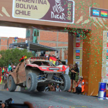 El piloto cruceo Marco Bulacia al momento de cruzar la rampa de llegada en Uyuni, donde fue recibido por cientos de aficionados nacionales.