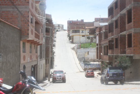 LLUVIAS. El agua llega en grandes cantidades al bajar por las calles en pendiente, inundando varias viviendas del lugar.