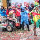 El piloto chuquisaqueo Wlter Nosiglia (d) celebra con la bandera de Bolivia su llegada a la rampa de Uyuni, luego de concluir su participacin en la sptima etapa del Rally Dakar.