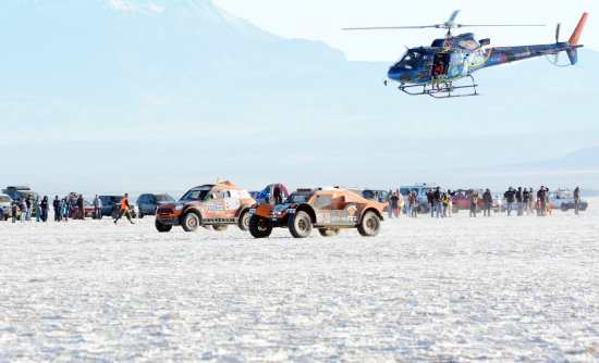 Los autos dejaron ayer territorio boliviano. Partieron del salar de Uyuni rumbo a Iquique, cumpliendo la octava etapa de la competencia.