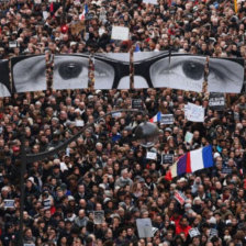 Luto. Durante el recorrido de la marcha las personas recordaron el editor de 