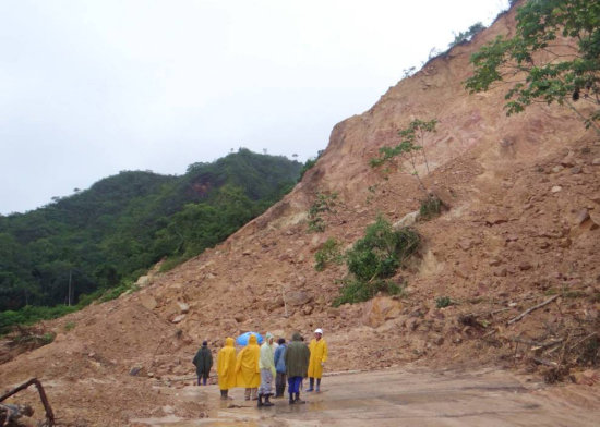 ATENCIN. La ABC report derrumbes en varios sectores de las carreteras hacia Yungas y Beni.