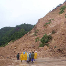 ATENCIN. La ABC report derrumbes en varios sectores de las carreteras hacia Yungas y Beni.