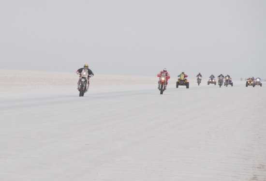 Las motos y los cuadriciclos se despidieron de Bolivia cruzando el Salar de Uyuni rumbo a Iquique, en la octava etapa de la competencia.