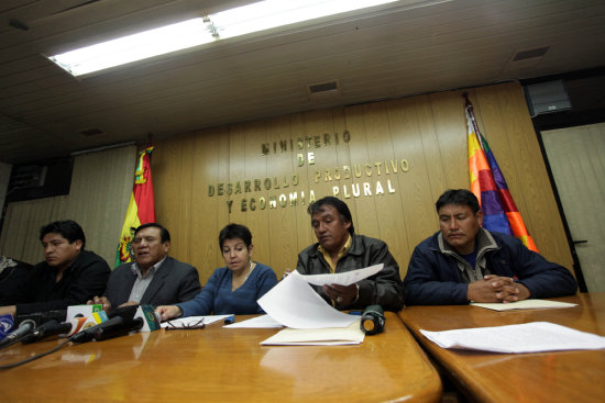 CONVENIO. Autoridades y la dirigencia de los trabajadores de ENATEX hacen pblico el acuerdo.