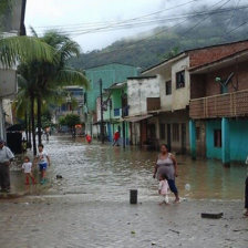 EMERGENCIA. Las lluvias de los ltimos das estn ocasionando la crecida de los ros en el Norte paceo y la poblacin de Guanay es vctima de las inundaciones.