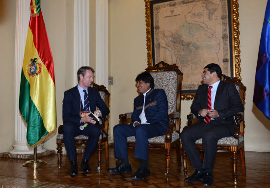 SALUDO. Los embajadores se presentaron al presidente Evo Morales, ayer.