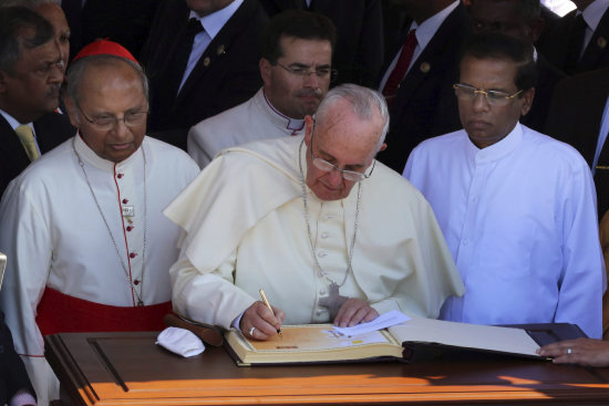 ECUMENISMO. El dilogo ecumnico prim en la visita del Papa al pas que alberga una gran variedad de religiones.