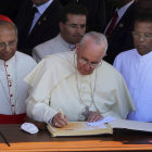 ECUMENISMO. El dilogo ecumnico prim en la visita del Papa al pas que alberga una gran variedad de religiones.