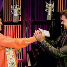 CANTANTES. Juan Gabriel y Juanes en el estudio graban la cancin 