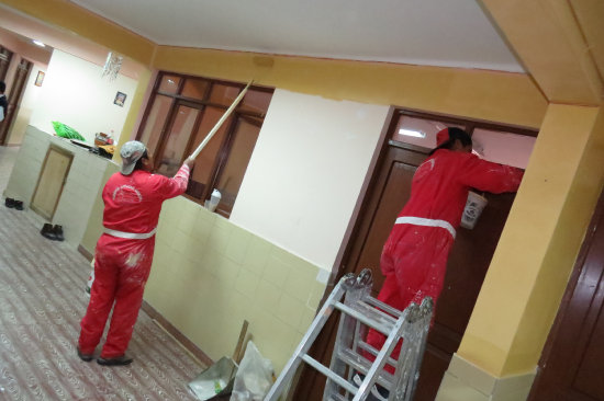 MANTENIMIENTO. Dos obreros de la Alcalda pintan la infraestructura del Instituto Psicopedaggico San Juan de Dios.