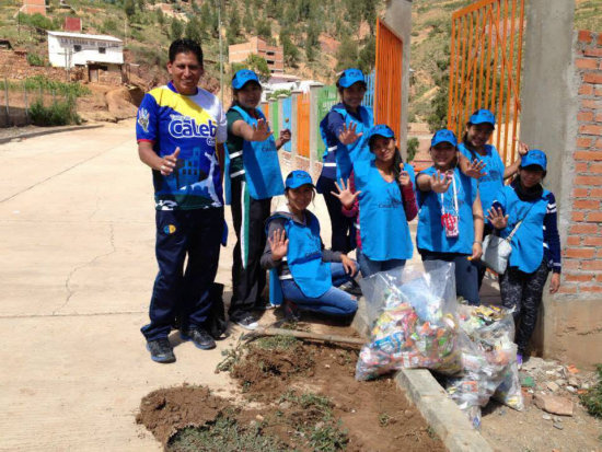 VOLUNTARIADO. Un grupo de jvenes recogi la basura que haba en las calles.