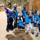 VOLUNTARIADO. Un grupo de jvenes recogi la basura que haba en las calles.