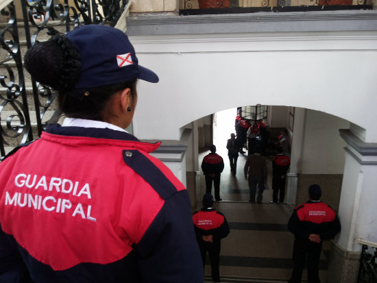 CONTROL. Una quincena de guardias municipales vigila el edificio municipal.