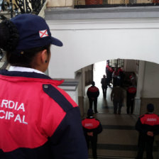 CONTROL. Una quincena de guardias municipales vigila el edificio municipal.