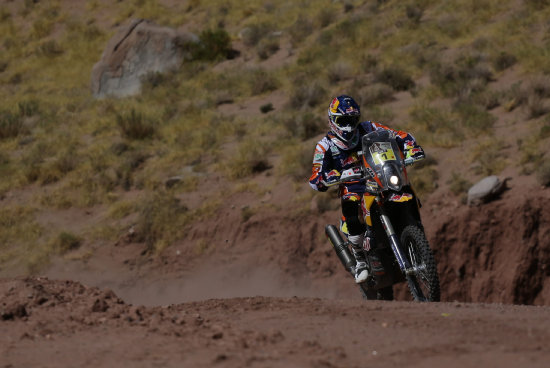 El piloto espaol Marc Coma durante la dcima etapa, corrida ayer entre Calama y Salta; abajo, el catar Nasser Al Attiyah gan la etapa y es lder de la clasificacin general en autos.