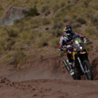 El piloto espaol Marc Coma durante la dcima etapa, corrida ayer entre Calama y Salta; abajo, el catar Nasser Al Attiyah gan la etapa y es lder de la clasificacin general en autos.