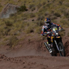 El piloto espaol Marc Coma durante la dcima etapa, corrida ayer entre Calama y Salta; abajo, el catar Nasser Al Attiyah gan la etapa y es lder de la clasificacin general en autos.