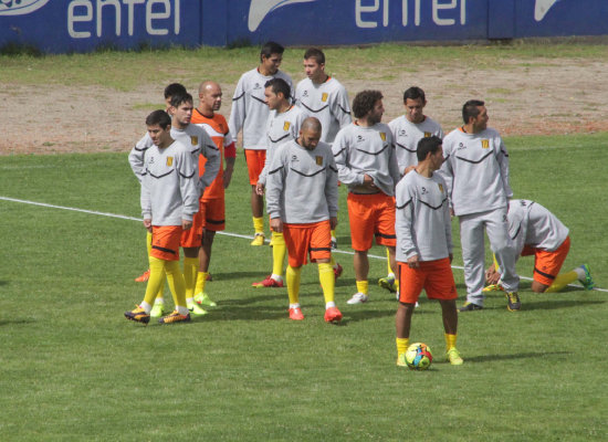 Los jugadores de The Strongest ayer, en su ltimo entrenamiento antes de su debut, esta noche, frente a Nacional Potos.