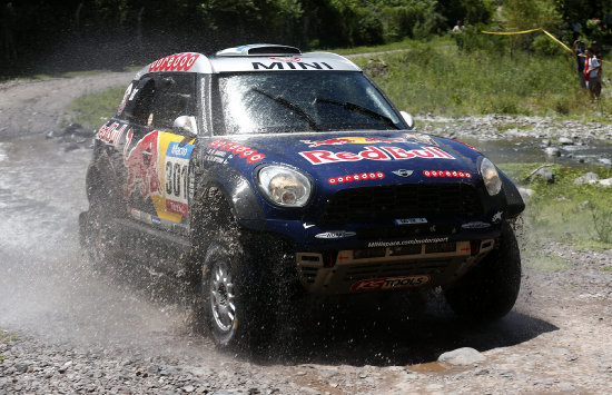 Los pilotos Nasser Al Attiyah (i) y Marc Coma ampliaron sus posibilidades de lograr el ttulo del Rally Dakar 2015 en sus respectivas especialidades.