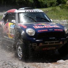 Los pilotos Nasser Al Attiyah (i) y Marc Coma ampliaron sus posibilidades de lograr el ttulo del Rally Dakar 2015 en sus respectivas especialidades.