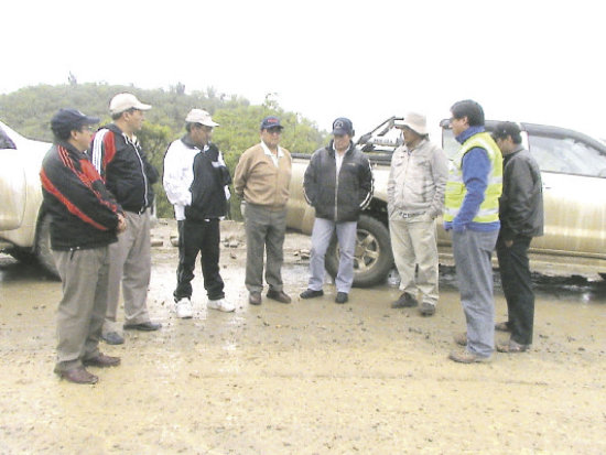 INSPECCIN. ABC y transportistas en plena carretera hacia Santa Cruz.