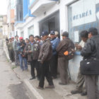 ESPERA. Los trabajadores jornaleros se reunieron tras conocer la decisin del Juez.