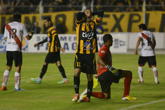 El mediocampista de The Strongest, Pablo Escobar, lamenta una oportunidad fallida de gol en el arco de Nacional Potos.