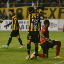 El mediocampista de The Strongest, Pablo Escobar, lamenta una oportunidad fallida de gol en el arco de Nacional Potos.