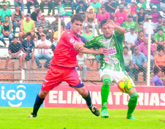 El defensor argentino de la U, Ezequiel Filipetto (i), intenta quitarle el baln a un jugador de Petrolero, en el partido de ayer.