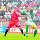 El defensor argentino de la U, Ezequiel Filipetto (i), intenta quitarle el baln a un jugador de Petrolero, en el partido de ayer.