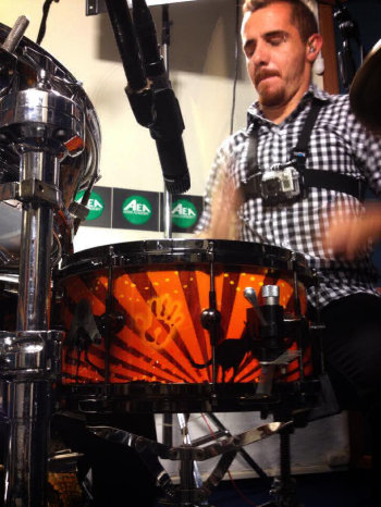 MSICO. El baterista Chris Paredes de Matamba ejecutando una Sarai Custom Drums