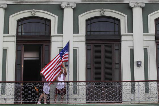 RELACIN. La bandera de Estados Unidos se iza en un hotel de La Habana.