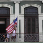 RELACIN. La bandera de Estados Unidos se iza en un hotel de La Habana.