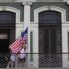 RELACIN. La bandera de Estados Unidos se iza en un hotel de La Habana.