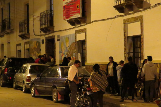 SORTEO. Padres de familia, anoche, hicieron fila en la puerta del knder Echeverra.