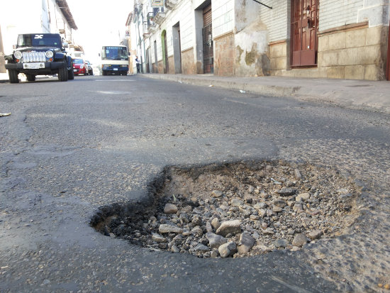 DETERIORO. La fotografa corresponde a un bache en la calle Junn, entre Urcullo y Ballivin.