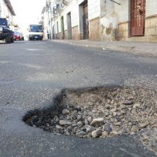 DETERIORO. La fotografa corresponde a un bache en la calle Junn, entre Urcullo y Ballivin.