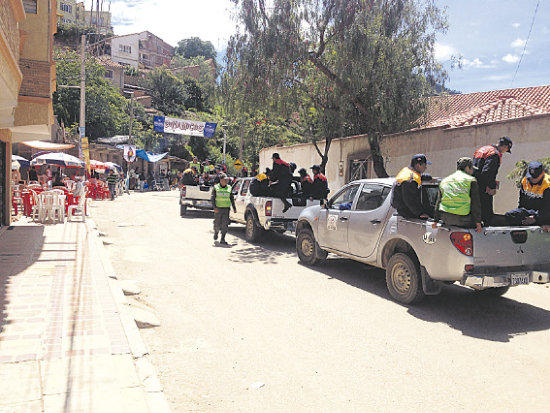 OPERATIVO. Equipos salieron por la ciudad para controlar la realizacin de kermeses por las comparsas. En la foto: Entrada al barrio SENAC.