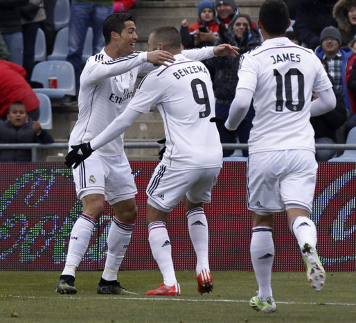 El portugus Cristiano Ronaldo (i) anot dos goles para el triunfo del Real Madrid, lder de la Liga espaola.