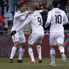 El portugus Cristiano Ronaldo (i) anot dos goles para el triunfo del Real Madrid, lder de la Liga espaola.