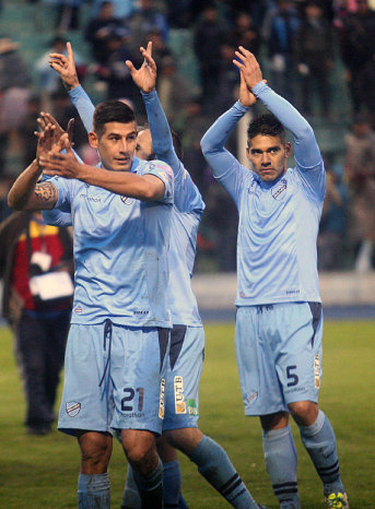 Los jugadores de Bolívar festejan el triunfo obtenido ayer sobre Real Potosí, en la Villa Imperial.