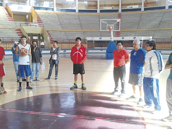 El entrenador argentino Oswaldo Enrique Goi fue presentado ayer al primer plantel de Amistad-Blacmar.