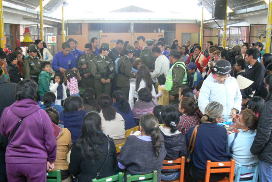 REGISTRO. Los padres de familia a la espera de contar con una plaza para sus hijos. En la foto, la inscripcin en el knder Sal Mendoza.