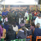 REGISTRO. Los padres de familia a la espera de contar con una plaza para sus hijos. En la foto, la inscripcin en el knder Sal Mendoza.